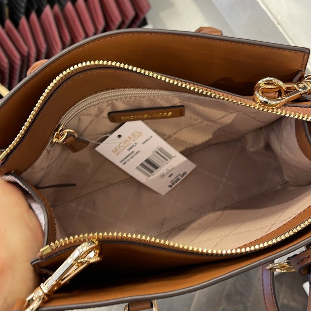 Michael Kors Small Signature Sheila Satchel Crossbody
Vanilla 
NWT - Picture 6 of 16